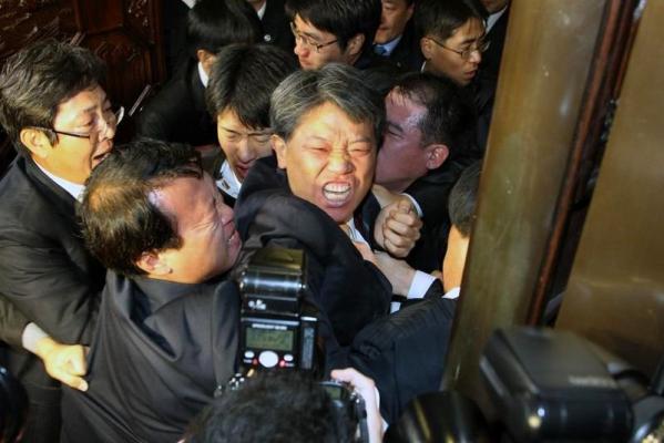 韩国民主议员向主席台扔催泪弹（图）
