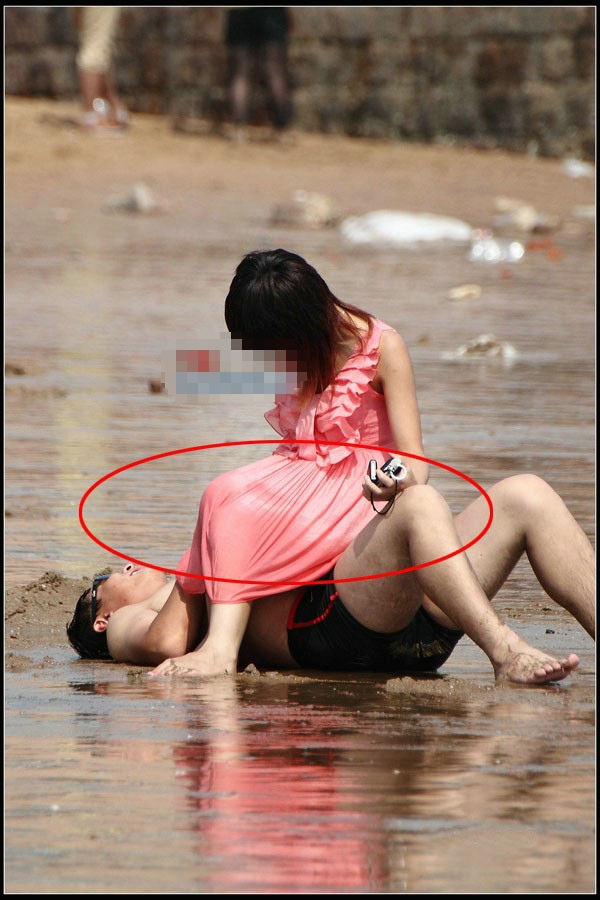 海边沙滩上那对开放的情侣不雅照（图）