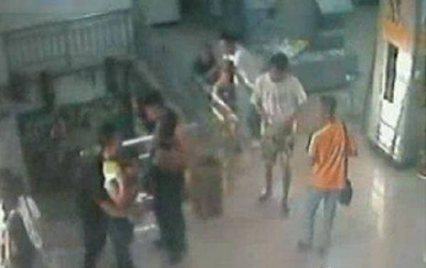 大胆流氓骚扰女大学生交话费（图）