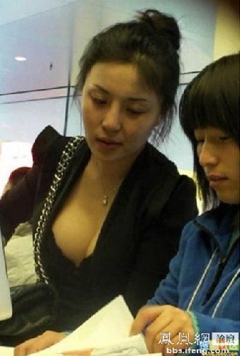 色狼无处不在偷拍低胸美女（图）