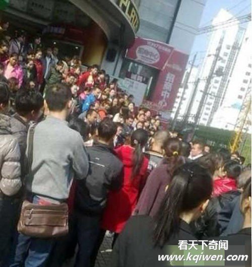 雷人悍女们打架当街把衣服给脱掉(抓拍组图)