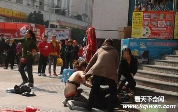 雷人悍女们打架当街把衣服给脱掉(抓拍组图)